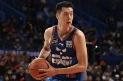 【爱游戏】力挽狂澜！一名球员奋勇搏杀，为胜利不懈努力