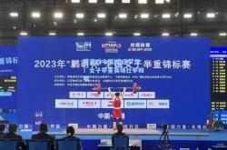 爱游戏中国|追逐梦想！女子举重赛场壮举频频