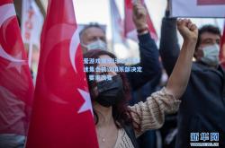 爱游戏娱乐|沙尔克球迷集会抗议俱乐部决定，要求改变