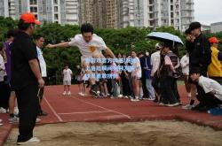 爱游戏官方网站|赛场上危险瞬间频频发生，球员勇敢拼搏